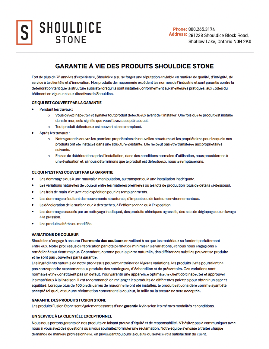 ouvrier du bâtiment avec visualiseur sur ordinateur portable